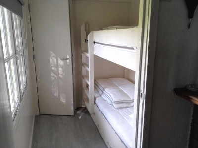 De kamer met stapelbed en doorgang naar badkamer