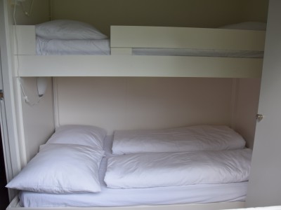 De kamer met een twee-persoonsbed (1.20cm) en daarboven een 1-persoonsbed